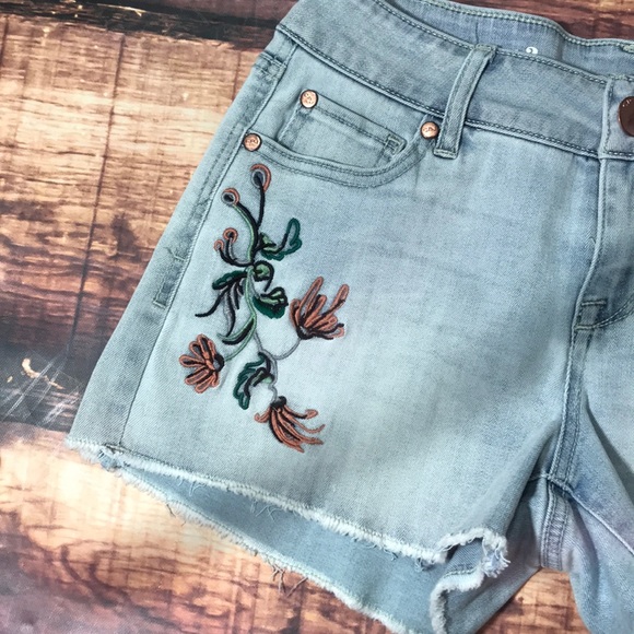 Frayed Floral Embroidery Mid Rise Denim Shorts - Picture 2 of 6